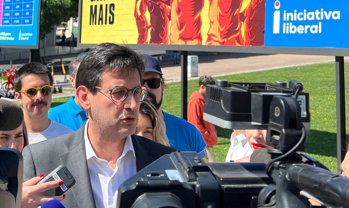 Governo está a “criar um país armadilha” com IRS Jovem, diz Rui Rocha