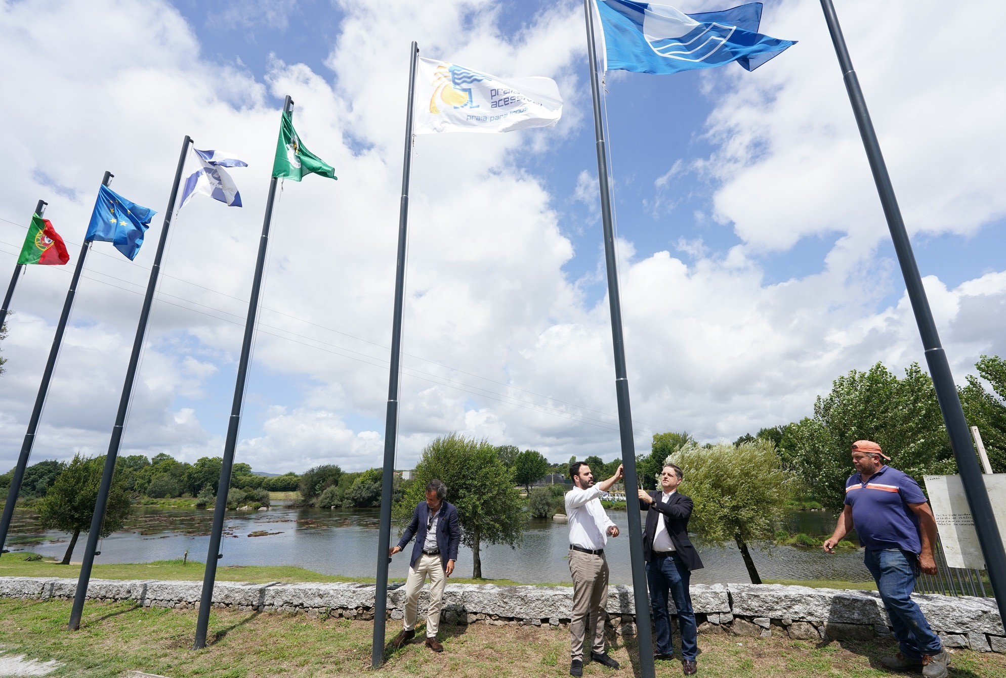 Hasteada Bandeira Azul em três praias fluviais de Braga