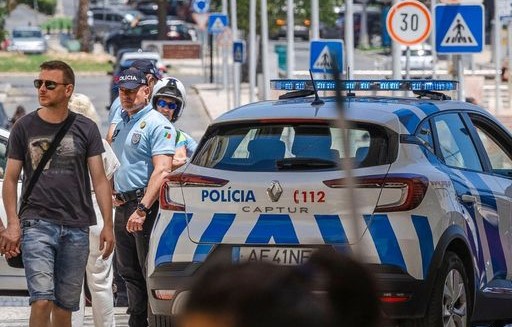 Rouba carro com mulher lá dentro e acaba detido por “condução pouco segura”