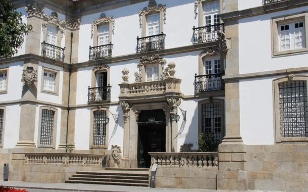 Biblioteca Pública de Braga faz anos com visita nocturna, caça ao poema, ioga e oficinas