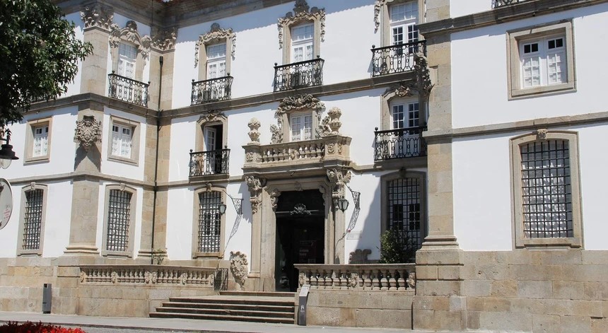 Biblioteca Pública de Braga faz anos com visita nocturna, caça ao poema, ioga e oficinas