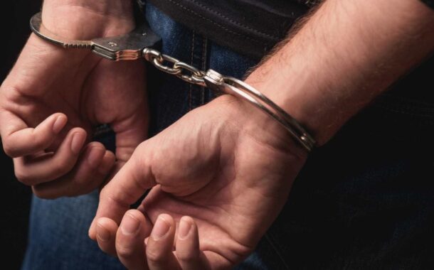 Finge ser polícia, revista homem com droga e rouba-lhe 300 euros. Acabou detido