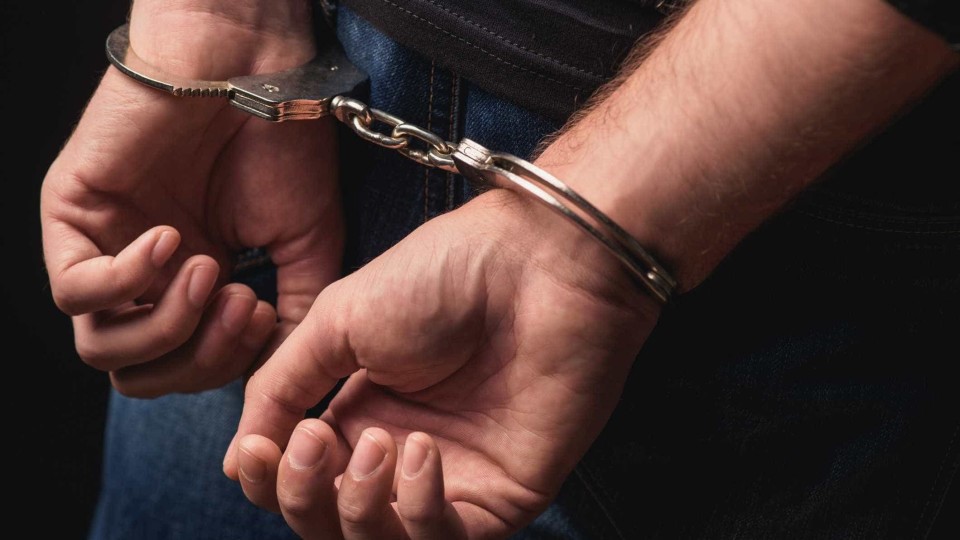 Finge ser polícia, revista homem com droga e rouba-lhe 300 euros. Acabou detido