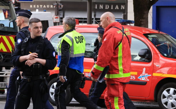 Três pessoas gravemente feridas após colisão de carro contra esplanada em Paris. Condutor em fuga