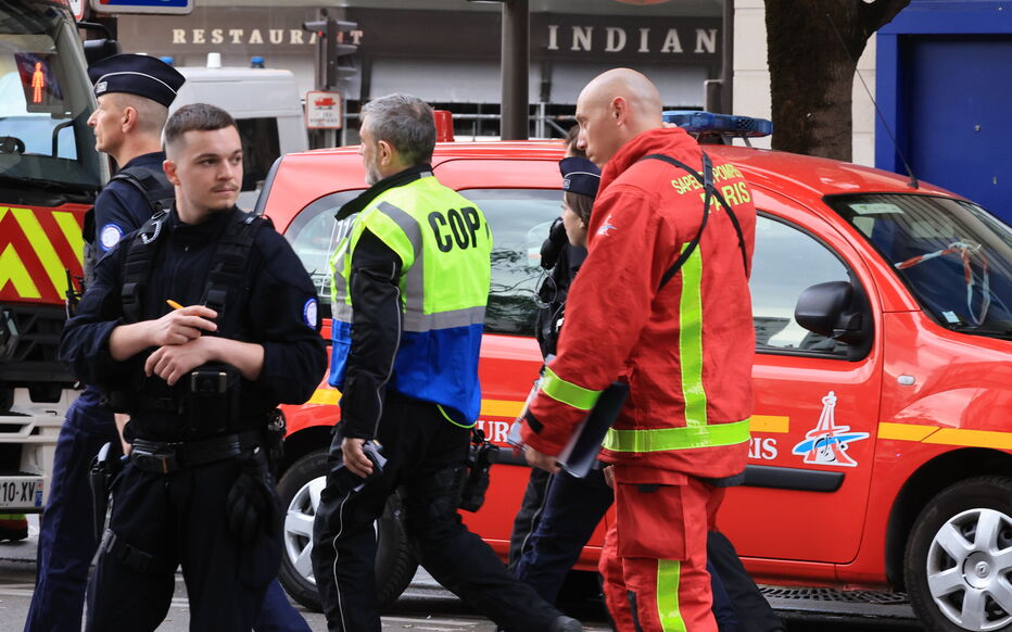 Três pessoas gravemente feridas após colisão de carro contra esplanada em Paris. Condutor em fuga