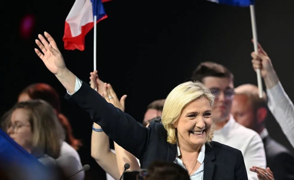 França. Campanha presidencial de Le Pen investigada por financiamento ilegal