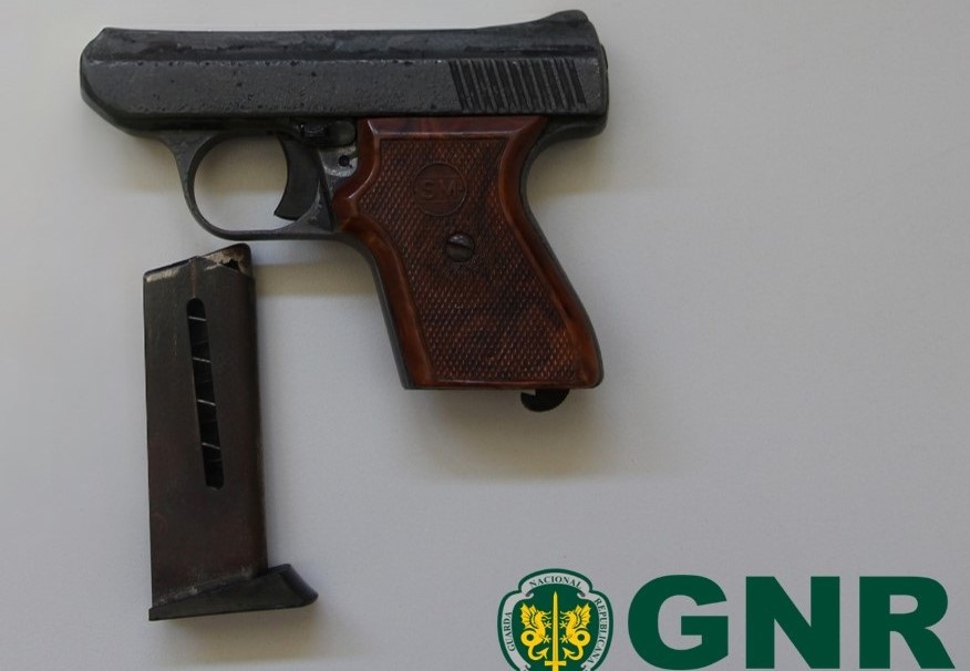 Homem detido por posse ilegal de arma de fogo em Caminha