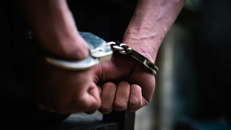 PJ detém membro de dupla que regou mulher com gasolina a mando de amigo