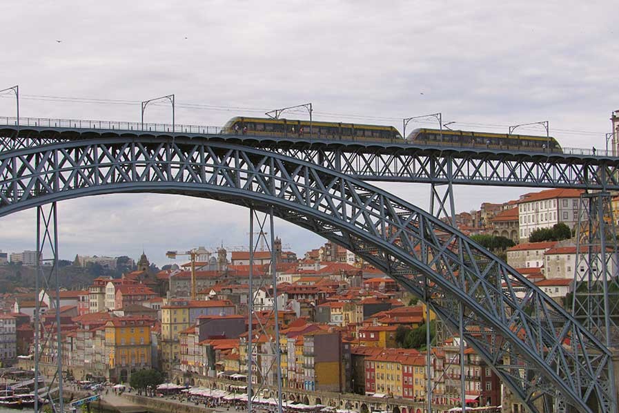 PJ detém três homens suspeitos de tentar matar outros dois junto à Ponte Luiz I no Porto