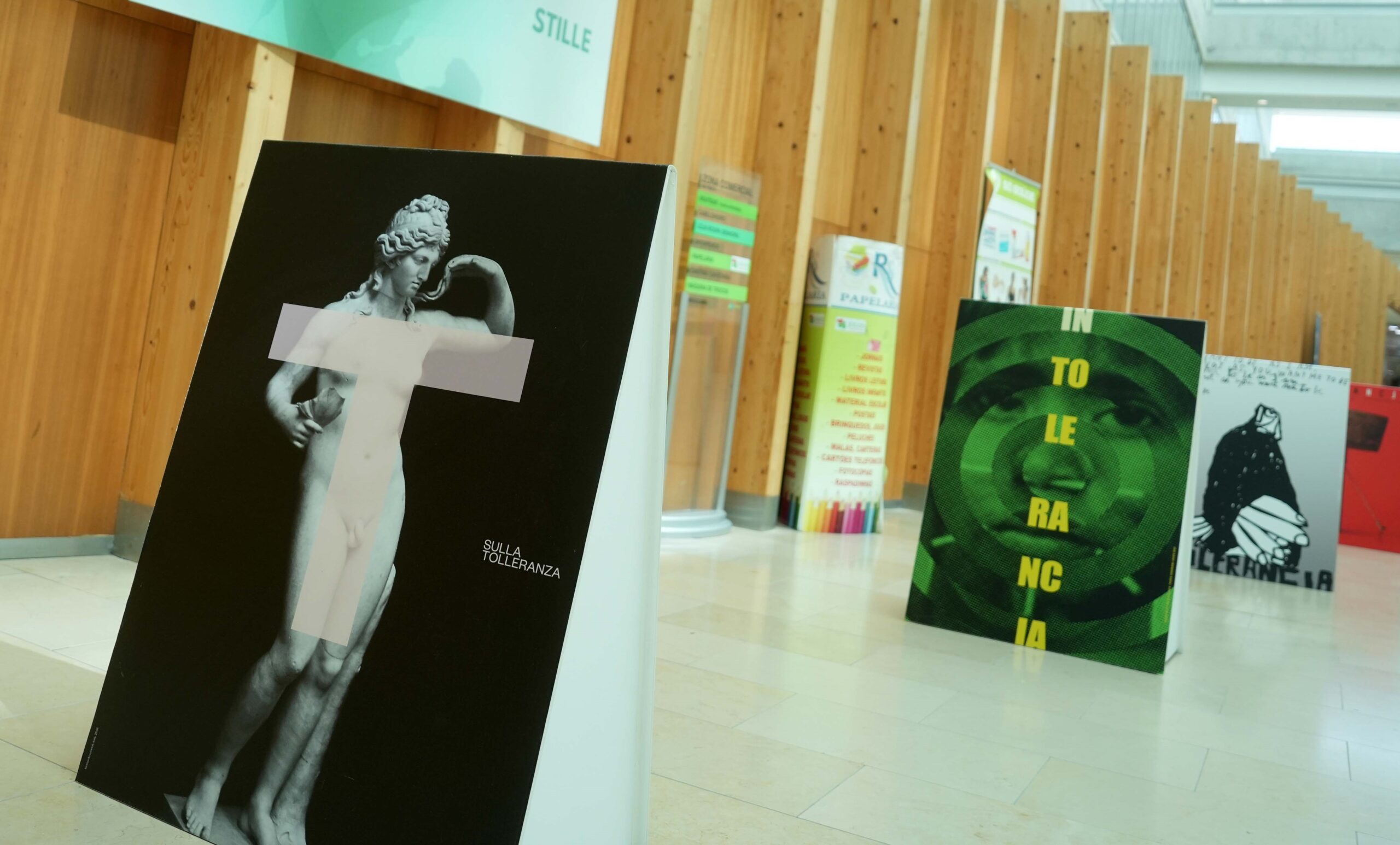 Exposição de posters do Projecto Tolerância patente na entrada principal do Hospital de Braga
