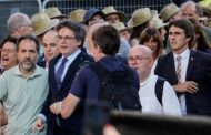 Puigdemont fugiu da polícia em Barcelona numa cadeira de rodas e chapéu de palha na cabeça