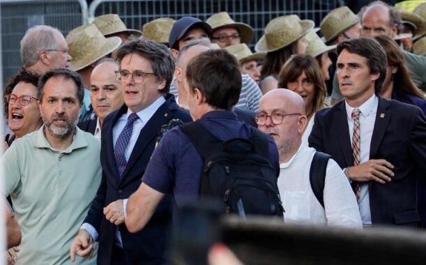 Puigdemont fugiu da polícia em Barcelona numa cadeira de rodas e chapéu de palha na cabeça