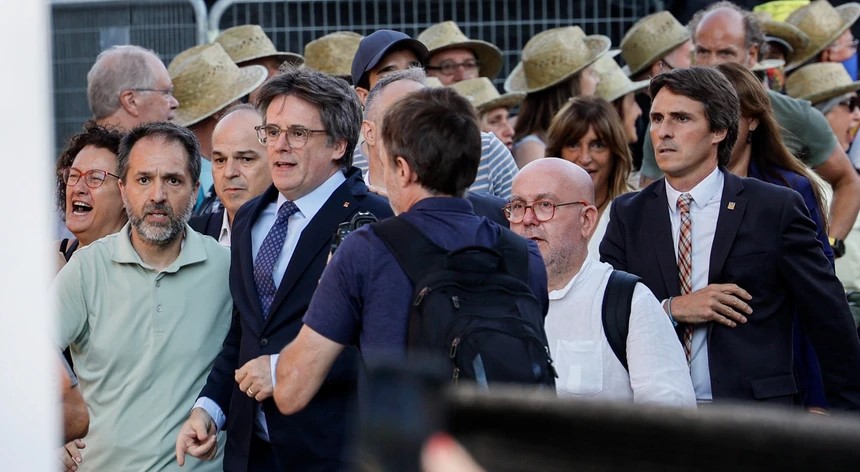 Puigdemont fugiu da polícia em Barcelona numa cadeira de rodas e chapéu de palha na cabeça