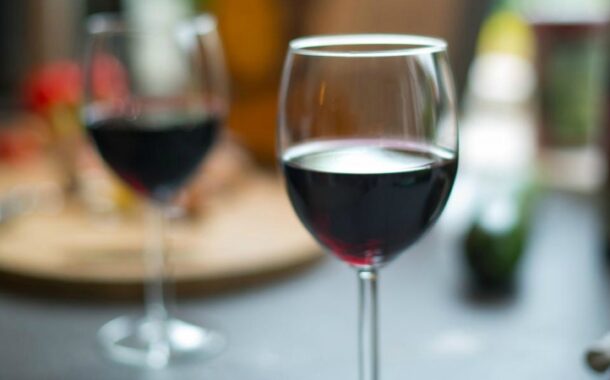 Beber um copo de vinho por dia faz bem à saúde? O que dizem os especialistas de saúde
