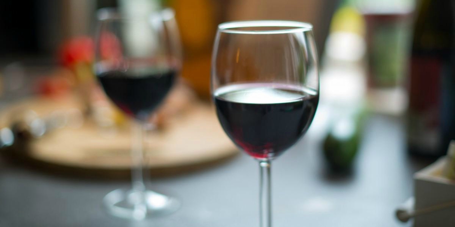 Beber um copo de vinho por dia faz bem à saúde? O que dizem os especialistas de saúde