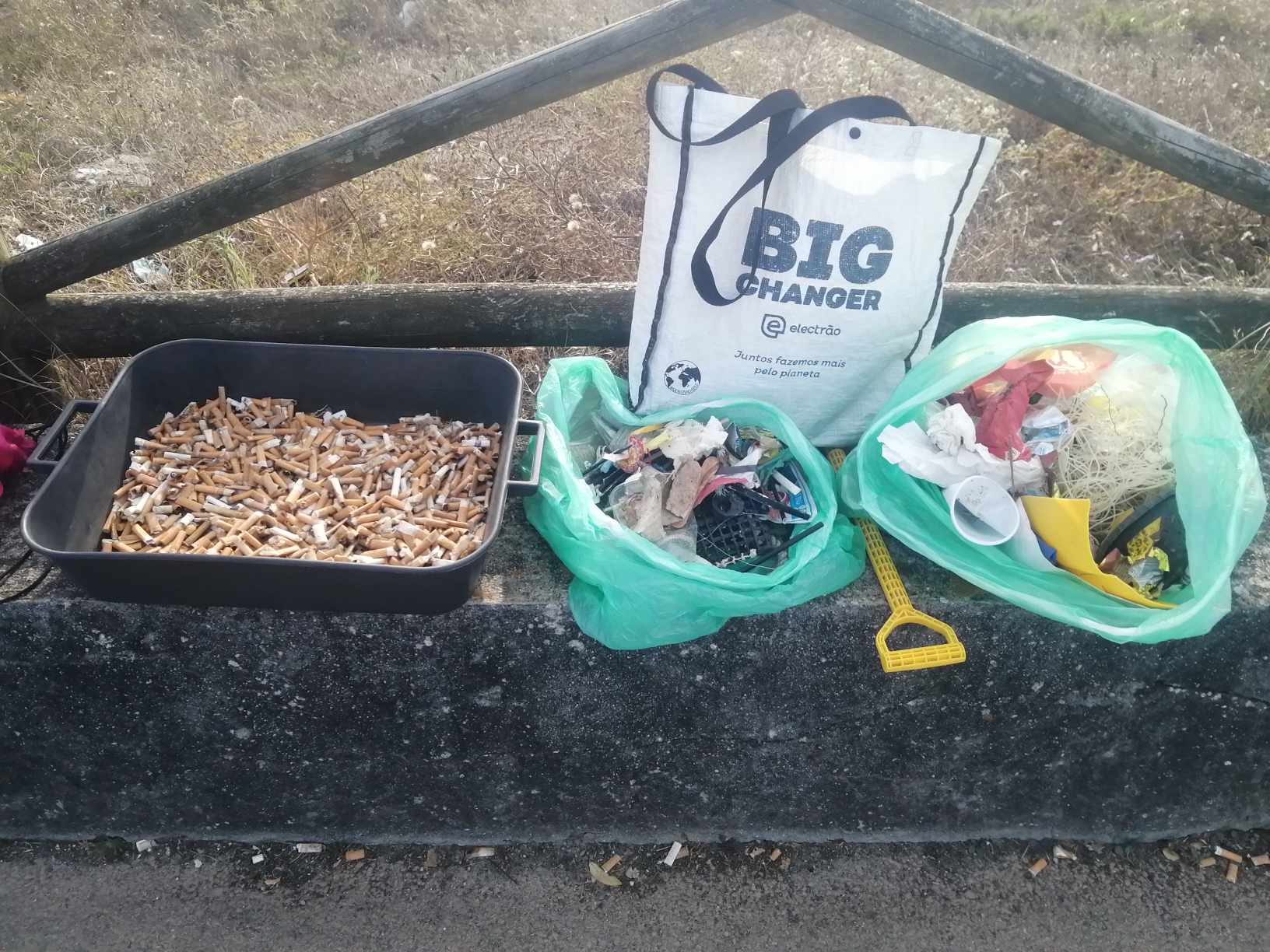 Activista ambiental denuncia a Montenegro lixo e beatas em praias de Esposende
