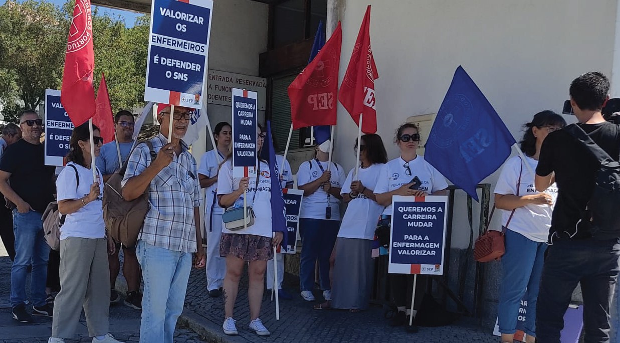 Greve dos enfermeiros com adesão de 60% a 70%