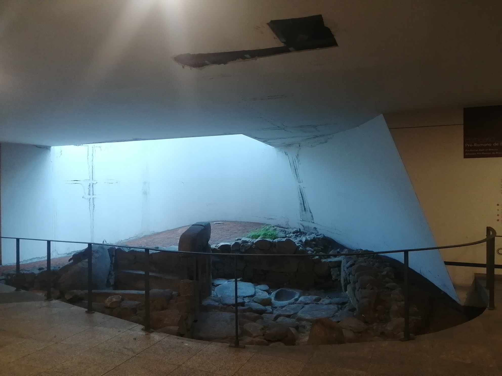 Ministra da Cultura alertada para degradação do balneário romano da estação de Braga