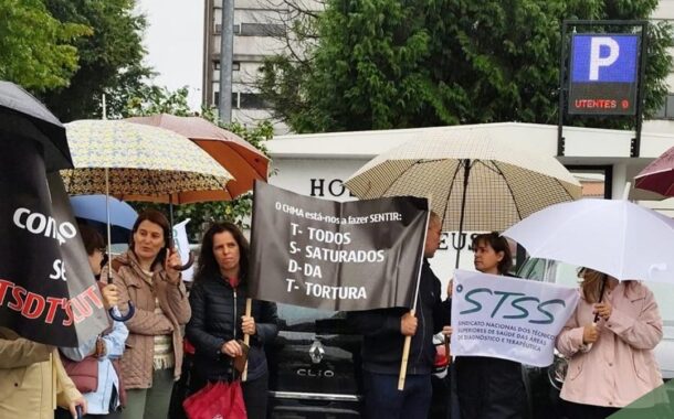 Em protesto junto do Hospital de Famalicão, técnicos da área da saúde prolongam greve até final de Outubro