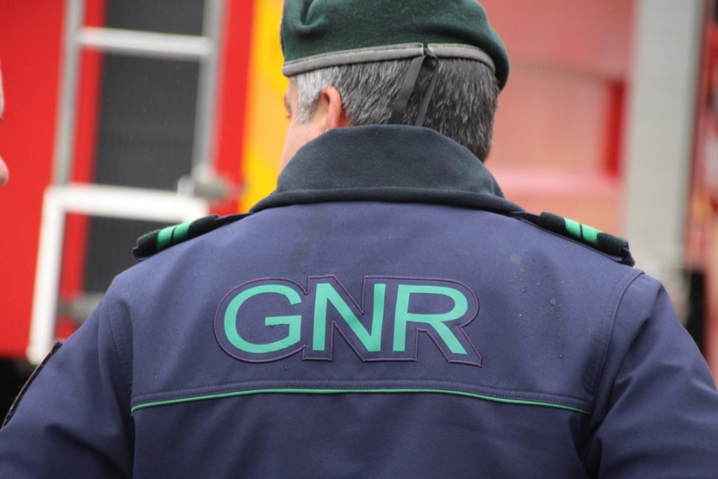 GNR de Viana detém homem por furto em loja