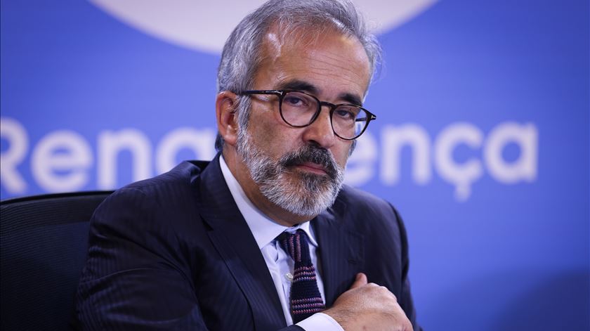 Navio com bandeira portuguesa transporta explosivos para Israel, confirma Rangel