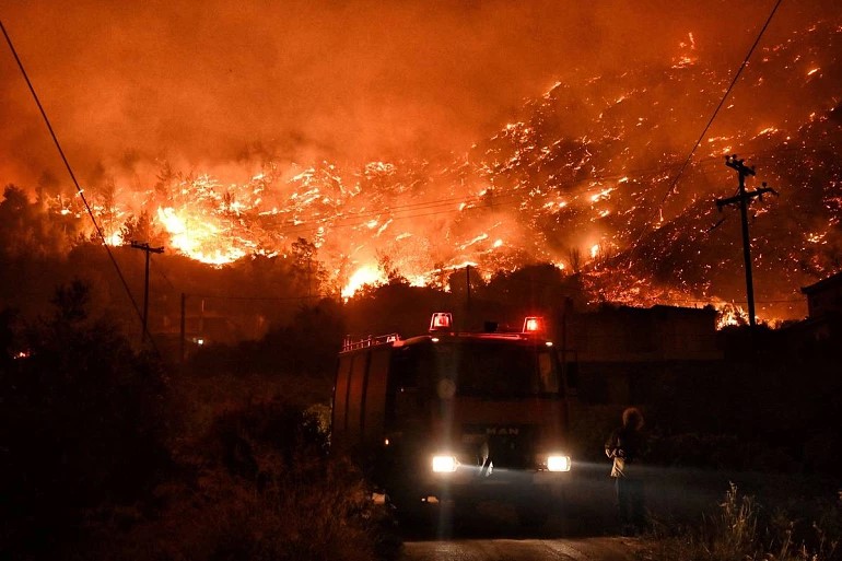 Dois mortos em grande incêndio florestal na Grécia