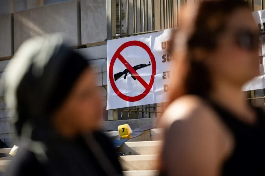 Adolescente de 15 anos é esfaqueado 50 vezes e queimado vivo em França