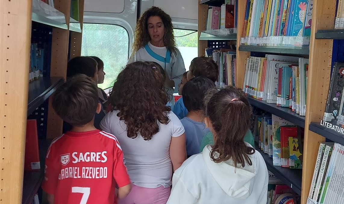 Biblioteca móvel volta a levar livros a crianças e idosos emEsposende