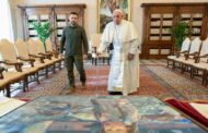 Zelensky dá ao Papa uma pintura do massacre de Bucha