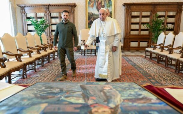 Zelensky dá ao Papa uma pintura do massacre de Bucha