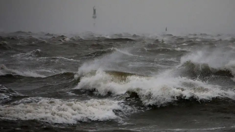 Ondas até nove metros. AMN alerta para ondulação e pede cuidado junto à costa no fim-de-semana