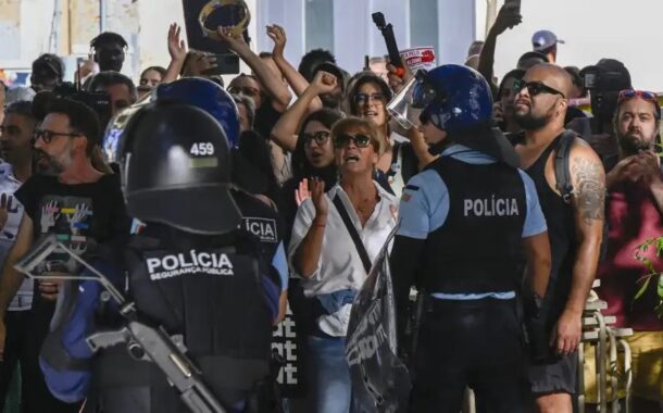 Identificado homem que agrediu detidos em manifestações sobre imigração