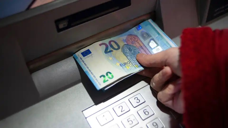 Atenção. Burla das notas presas no multibanco regressa