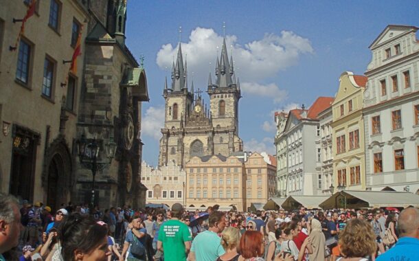 Praga proíbe turismo em bares e tenta atrair visitantes mais ‘cultos’