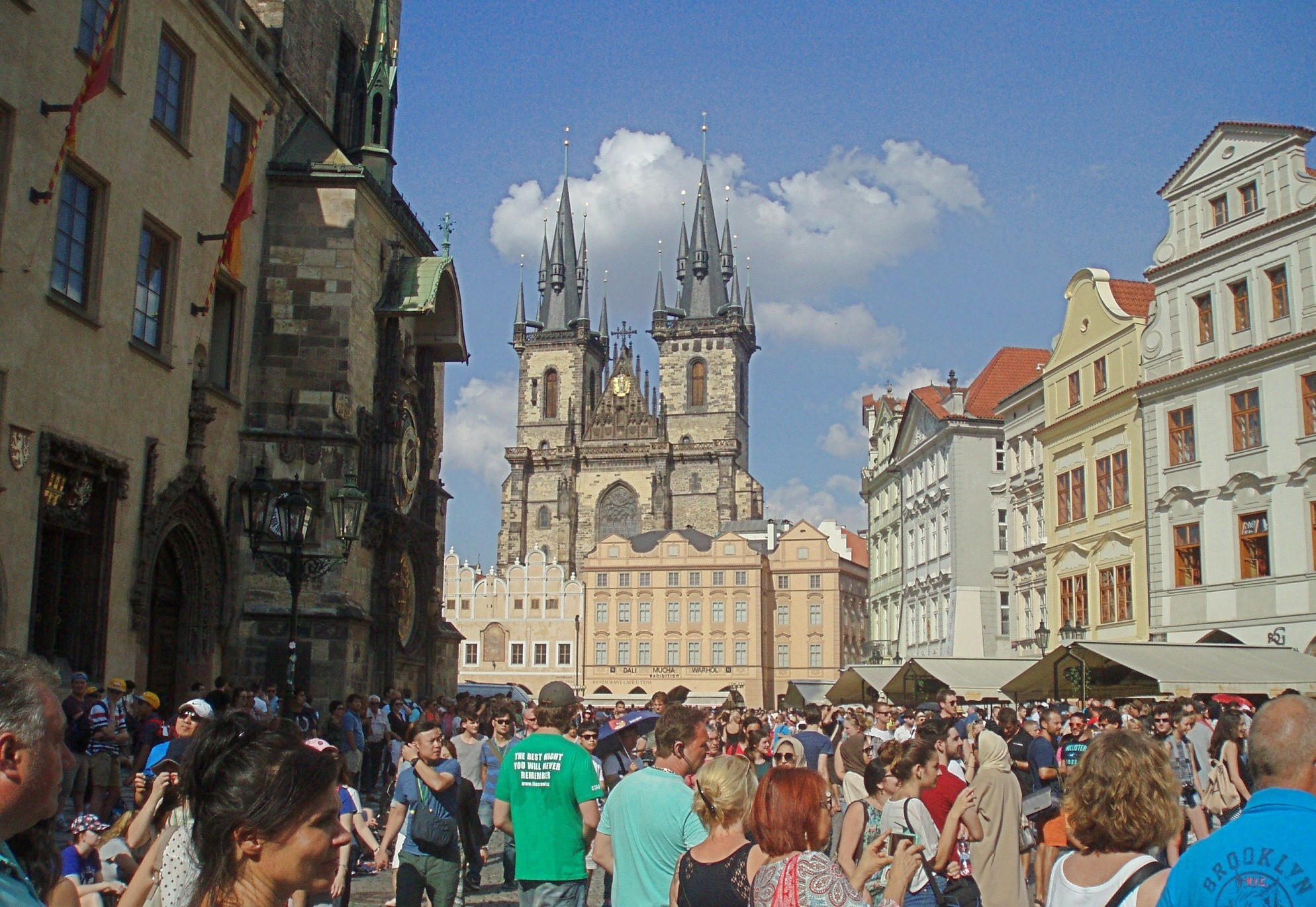 Praga proíbe turismo em bares e tenta atrair visitantes mais ‘cultos’