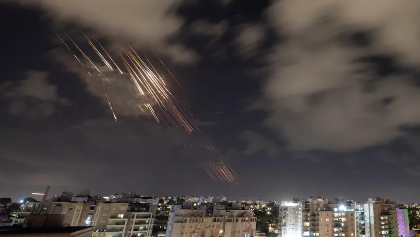 Irão dispara mísseis contra Israel, que promete resposta