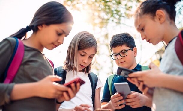 Uma em cada quatro escolas em Portugal já limitou uso de telemóveis