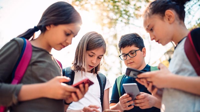 Uma em cada quatro escolas em Portugal já limitou uso de telemóveis