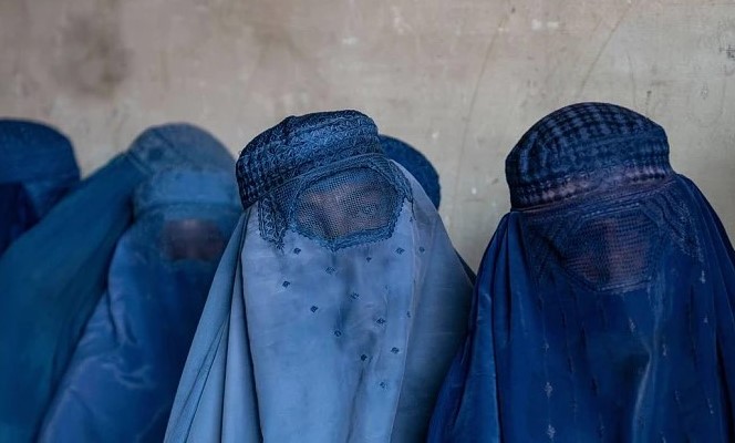 Nova regra talibã proíbe mulheres de ouvirem as vozes umas das outras