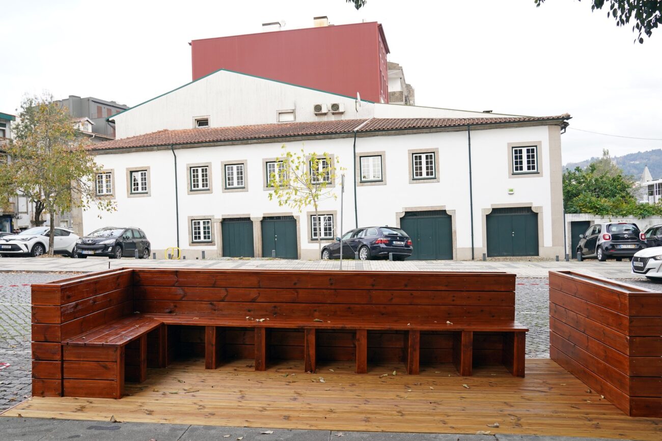 Braga instala dois novos ‘parklets’ junto ao Centro Escolar de Maximinos e na Rua da Restauração