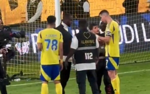 Jovem invade relvado e reacção de CR7 está a conquistar o mundo (c/vídeo)