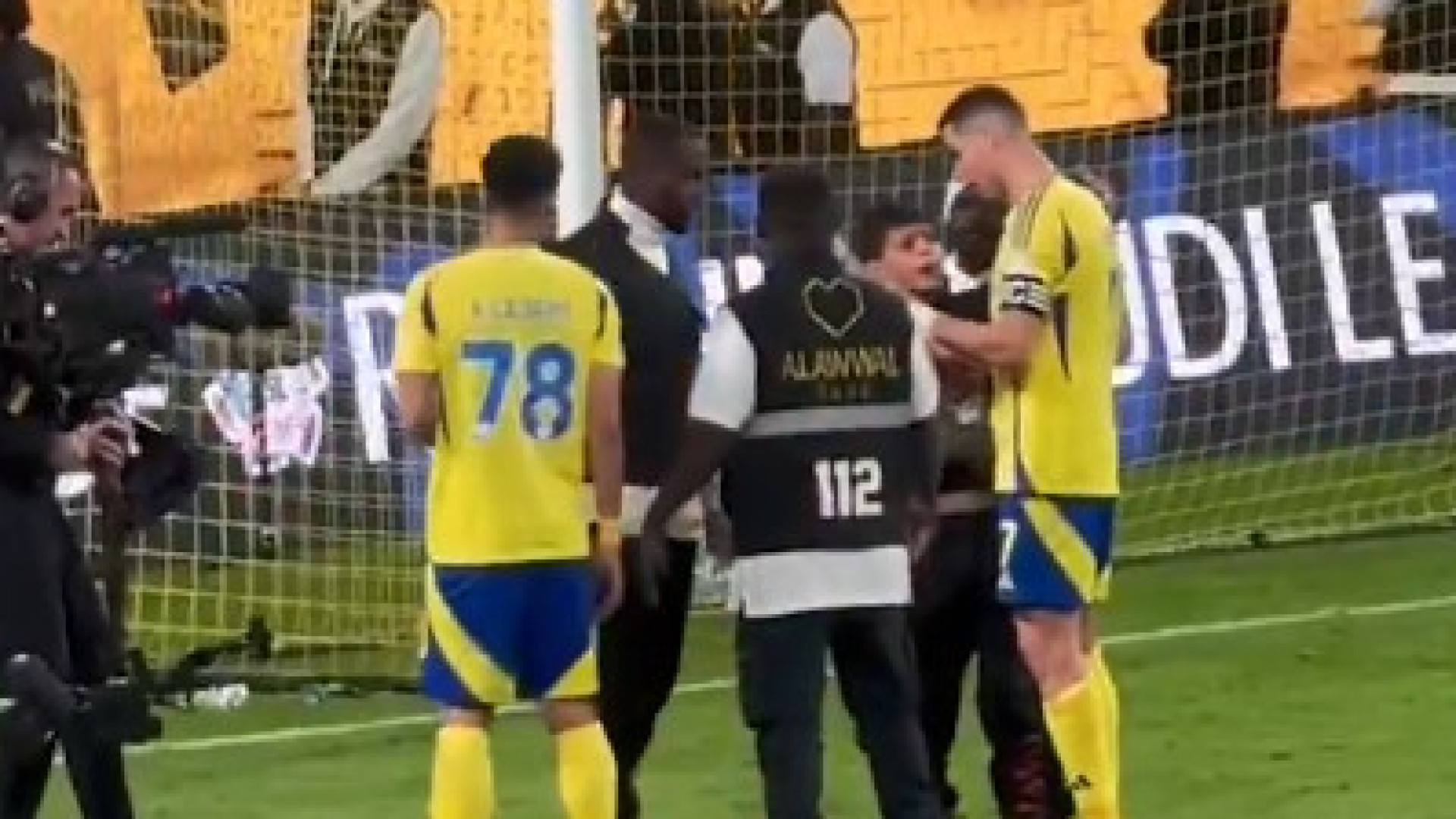 Jovem invade relvado e reacção de CR7 está a conquistar o mundo (c/vídeo)