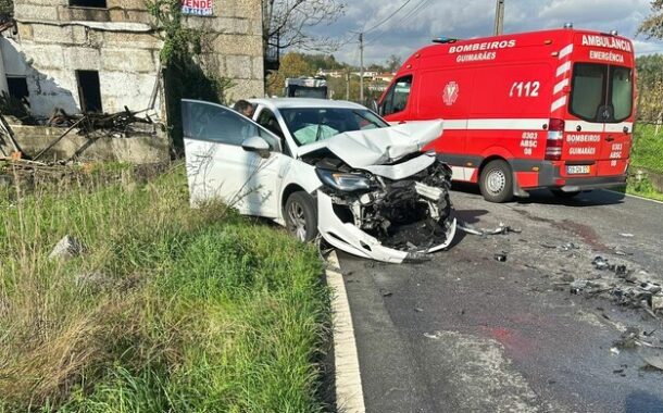 Choque frontal faz três feridos em Guimarães