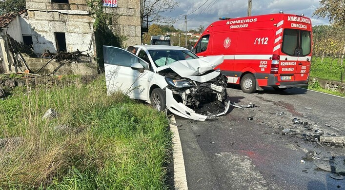 Choque frontal faz três feridos em Guimarães