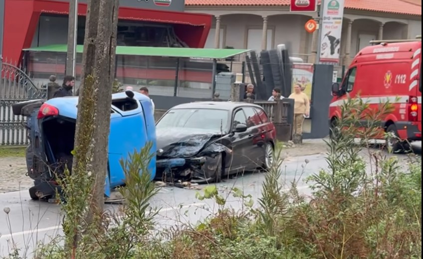 Colisão faz dois feridos em Famalicão
