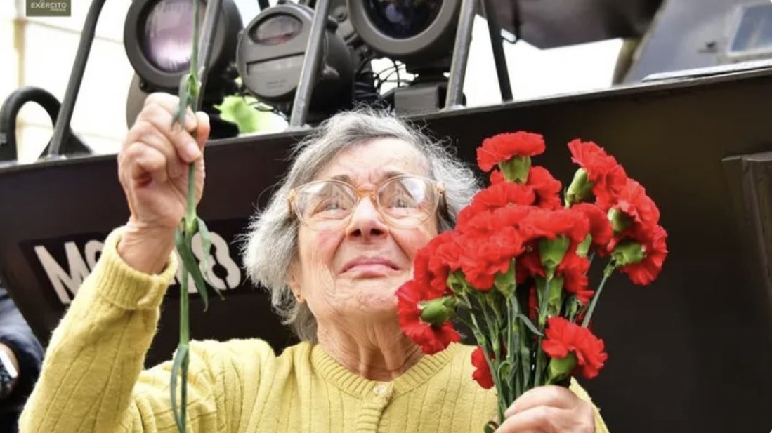 Morreu D. Celeste, a mulher que distribuiu cravos no 25 de Abril