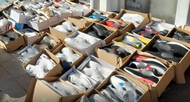 PSP detém feirantes por suspeita de contrafacção e apreende 383 artigos em Viana