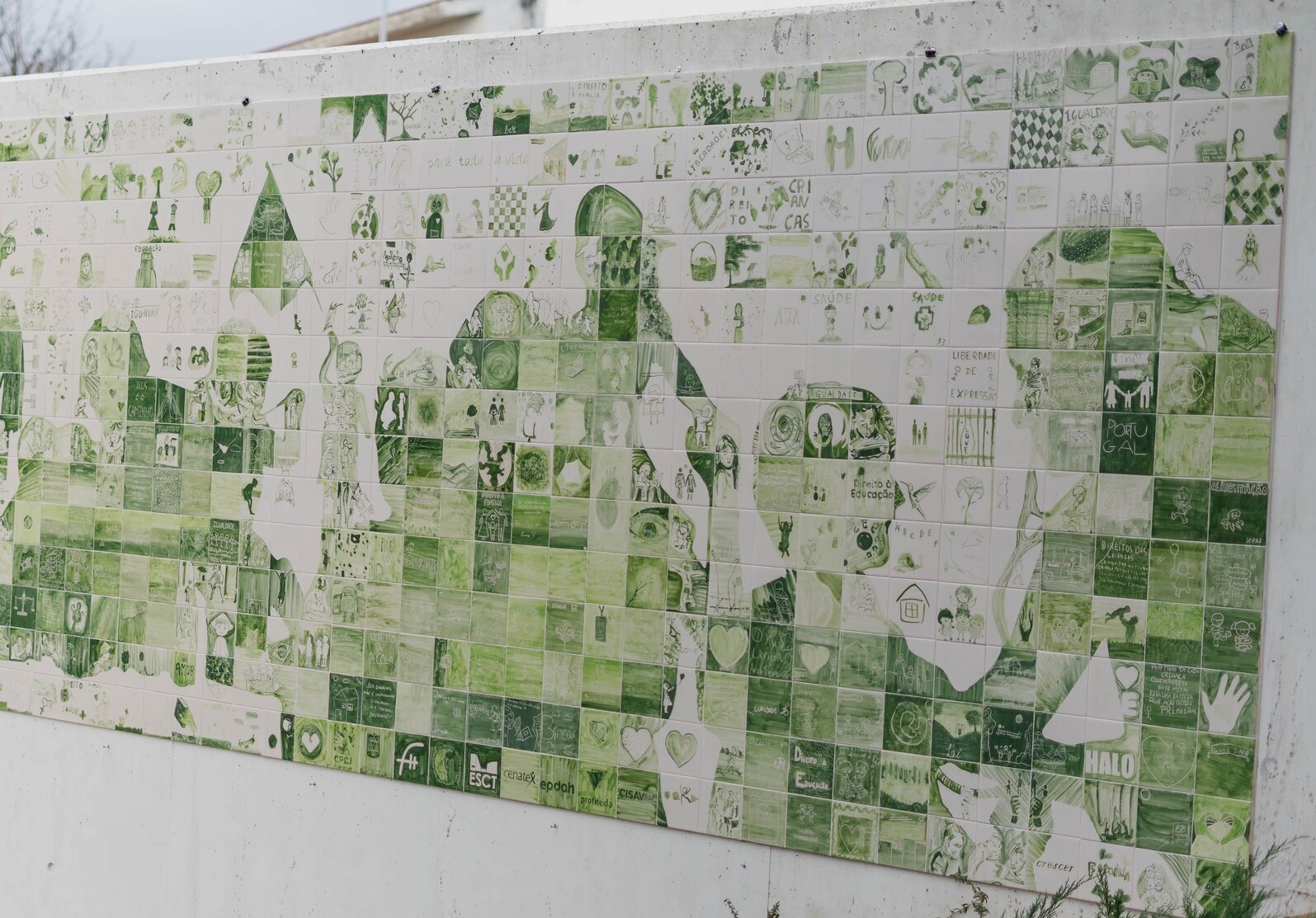 Inaugurado painel de azulejos sobre os Direitos das Crianças em Guimarães
