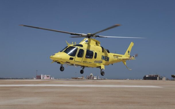 Helicóptero do INEM aterra no estádio de Monção para recolher doente