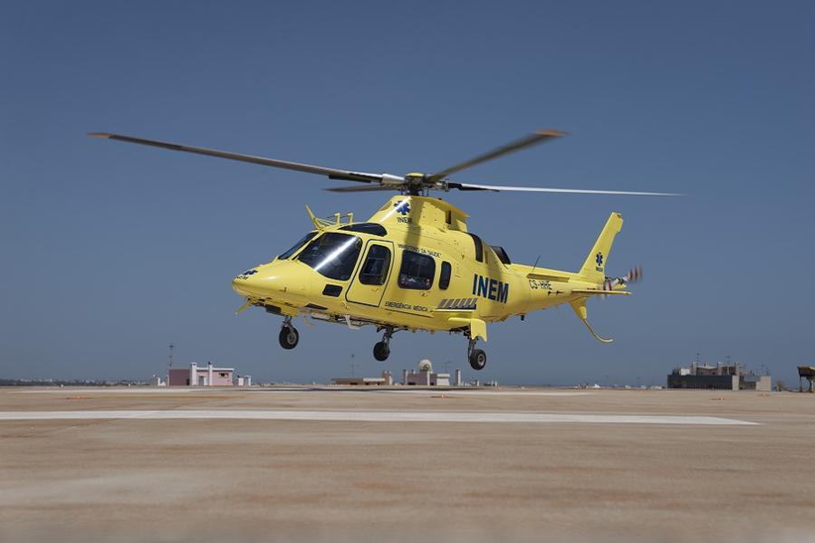 Helicóptero do INEM aterra no estádio de Monção para recolher doente